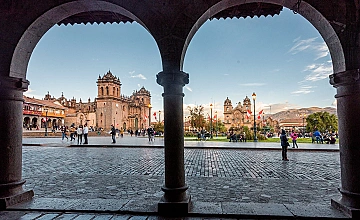 Arcos del centro histórico de Cusco con vista a la Plaza de Armas y la Catedral