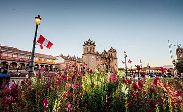 Cusco, Perú: jardines floridos en la Plaza de Armas frente a la Catedral