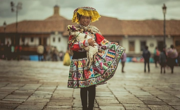Cusco, Perú: cultura andina con vestimenta típica en la plaza
