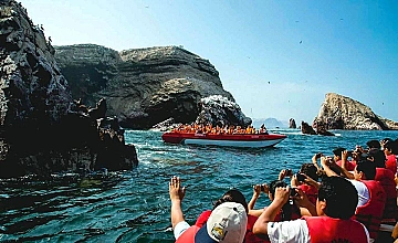 Lancha turística en Islas Ballestas, Paracas: avistamiento de fauna marina y tour desde Lima o Ica