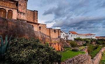 Cusco, Peru: Qorikancha con muros incas, jardines y convento al fondo