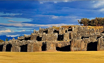 Sacsayhuamán en Cusco, fortaleza inca de muros megalíticos bajo cielo azul