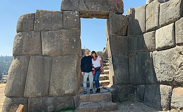 Puerta inca de piedra en Sacsayhuamán, Cusco: viajeros en sitio arqueológico