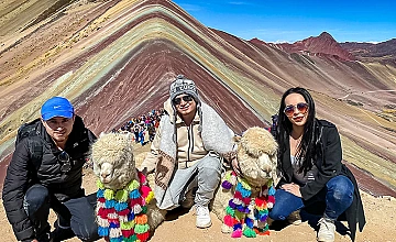 Tour a la Montaña de 7 Colores en Cusco: foto de viajeros con alpacas