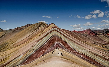 Montaña de 7 Colores Vinicunca en Cusco: paisaje multicolor y caminata