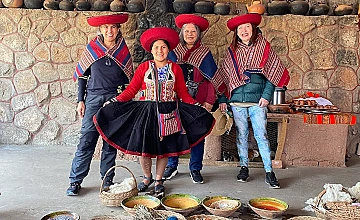 Cusco: demostracion de cultura andina con vestimenta típica y textiles tradicionales