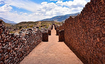 Pikillacta en el Valle Sur de Cusco: calles y muros de piedra del sitio arqueologico