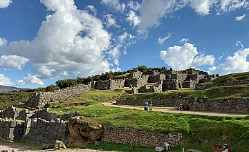 Fortaleza de Sacsayhuaman en Cusco, Peru: vista panoramica del sitio inca