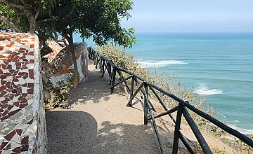 Paseo por los acantilados de Lima con vista al oceano Pacífico