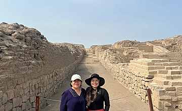 Viajeras en sitio arqueologico de Lima, Peru, durante el city tour cultural