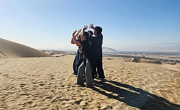 Huacachina, Ica: viajeros en las dunas del desierto durante el tour
