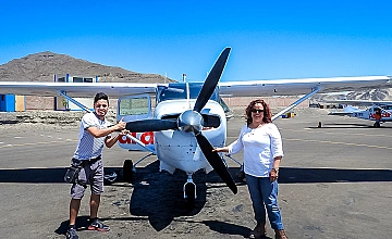 Aeródromo de Nazca, Ica: viajeros listos para el sobrevuelo a las Líneas de Nazca en avioneta (tour desde Lima/Paracas)