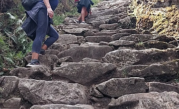 Escalinatas de piedra en el Camino Inca, trekking a Machu Picchu