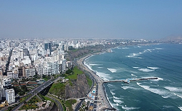 Vista panorámica de la costa de Lima, Perú: ciudad y océano Pacífico”