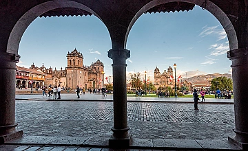 Arcos coloniales en Cusco con vista a la Plaza de Armas y la Catedral