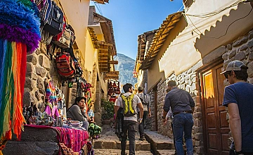 Valle Sagrado, Cusco: calle turística con artesanías y textiles andinos